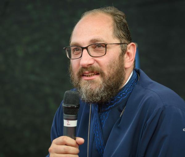 (Video) Pr. Constantin Necula: „Dumnezeu ne unește în jurul iubirii ca să ne vindece de ură”