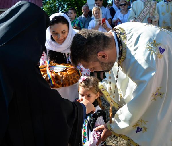 (Video) Mesajul Arhim. Efrem pentru preotese: „Să fiți întotdeauna bucuroase, să aveți nădejde tare și pe toate să le lăsați în seama lui Dumnezeu”
