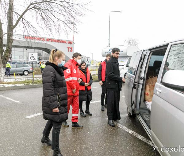(Foto) 220 de porții de mâncare pentru refugiații ucraineni ajunși la Aeroportul din Iași