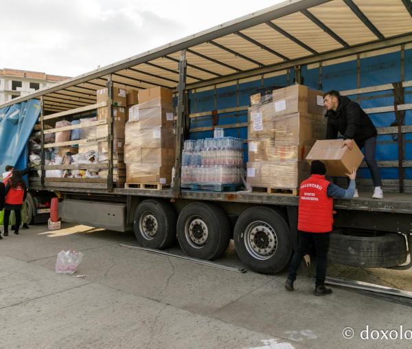 (Foto) Peste 14 de tone de ajutoare au plecat din inima Moldovei spre Cernăuți