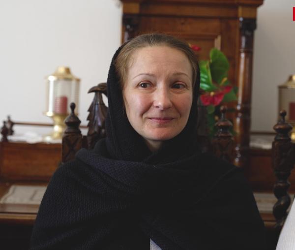 (Video) Irina Alianov, pictor bisericesc din Harkov: „Mă rog ca cei de acasă să rămână în viață!”