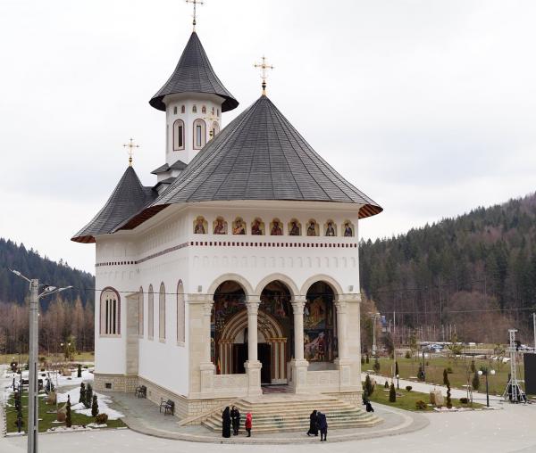 (Foto) Slujire arhierească la Mănăstirea Sihăstria Putnei, de Praznicul Bunei Vestiri