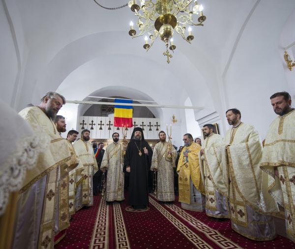 (Foto) Pocreaca, văzută altfel: Bucuria unei slujbe cu arhiereu într-una dintre cele mai sărace comunități din județul Iași
