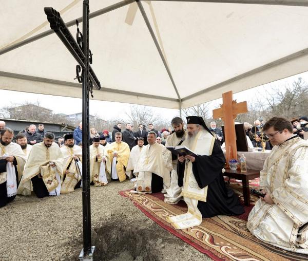 (Foto) Momente istorice pentru credincioșii ieșeni din cartierul Păcurari: A fost pusă piatra de temelie pentru o nouă biserică