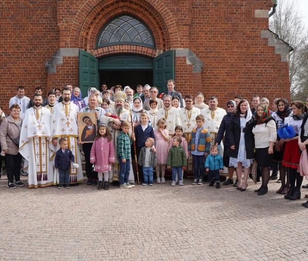 (Foto) Marțea Luminată în Suedia – Liturghie, botez și cinstire a Icoanei Maicii Domnului „Floarea neveștejită”