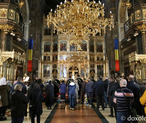 (Foto) „În mormânt, Viaţă, Pus ai fost, Hristoase”: Denia Prohodului Domnului, la Catedrala Mitropolitană din Iași