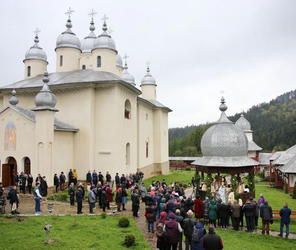 (Video) Slujbă arhierească, de Izvorul Tămăduirii, la Mănăstirea Horaița