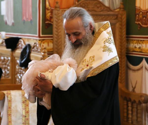 (Foto) Iustina, cel de-al șaselea copil al familiei părintelui Bolohan, a primit astăzi „haină luminoasă”