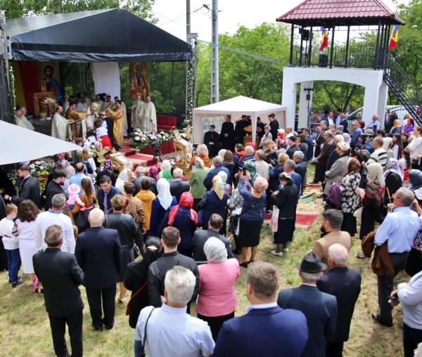 (Video) Biserica Parohiei Rusenii Noi a fost târnosită de doi mitropoliți