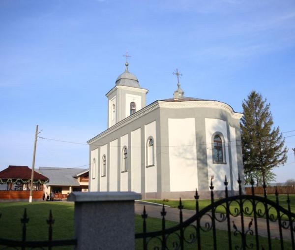 (Video) Biserica din Țibănești, veche de peste 170 de ani, a fost resfințită