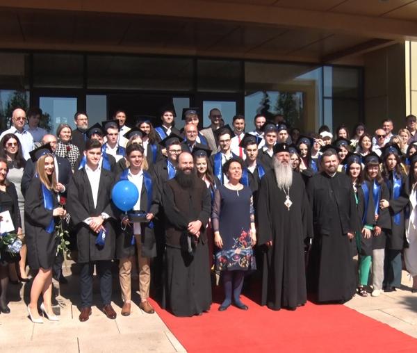 (Video) Curs festiv inedit la „Varlaam Mitropolitul”: Prima generație a liceului a absolvit clasa a XII-a