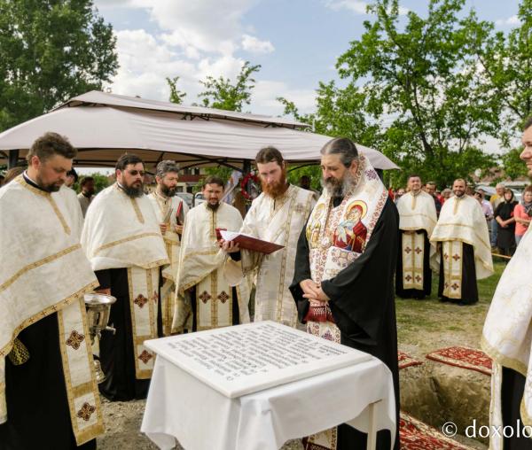(Foto) Punerea pietrei de temelie pentru o nouă biserică în localitatea ieșeană Voinești