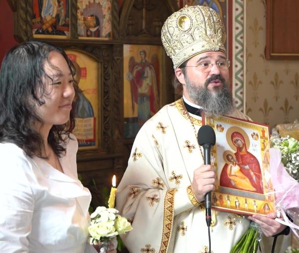 (Video) O chinezoaică a primit Botezul în biserica românească din Copenhaga. PS Macarie: „A fost îmbrăcată în Hristos”