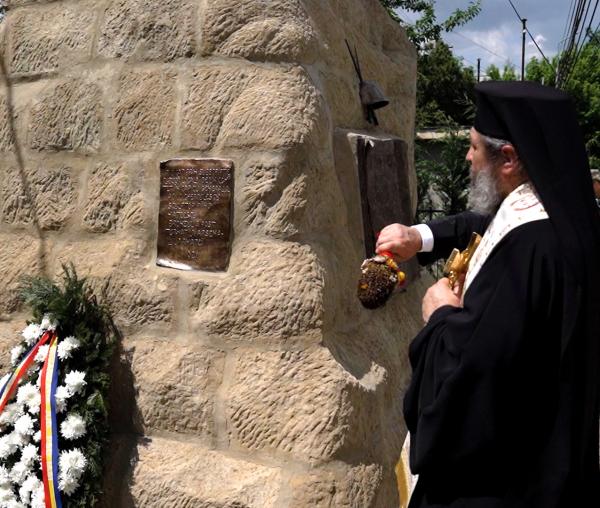 (Video) Preasfințitul Nichifor Botoșăneanul a resfințit Monumentul Eroilor din cartierul ieșean Bucium