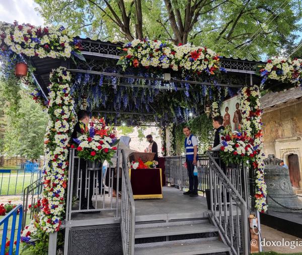 (Foto) Florile Sfântului Ioan cel Nou de la Suceava #HramSuceava2022
