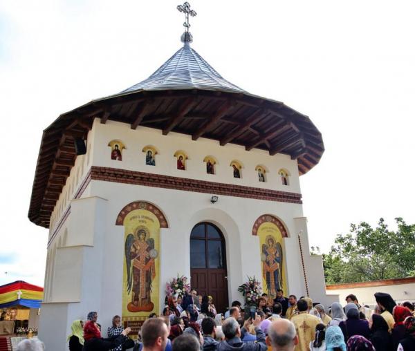 (Video) Biserica Parohiei Unguroaia a fost sfințită ieri de IPS Teofan