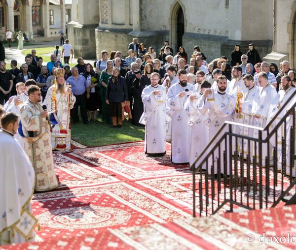 (Foto) Ajunul prăznuirii Sfântului Ioan cel Nou – Liturghie arhierească săvârșită de PS Andrei, Episcopul Covasnei și Harghitei #HramSuceava2022