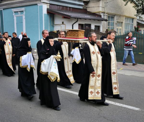 (Video) Orașul Piatra Neamț, în straie de sărbătoare: moaștele Sfinților Ioan Botezătorul și Gheorghe Pelerinul, în procesiune prin municipiu