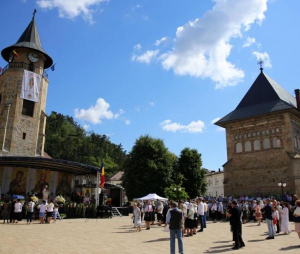 (Video) Biserica „Sfântul Ioan Domnesc” din Piatra Neamț și-a cinstit hramul