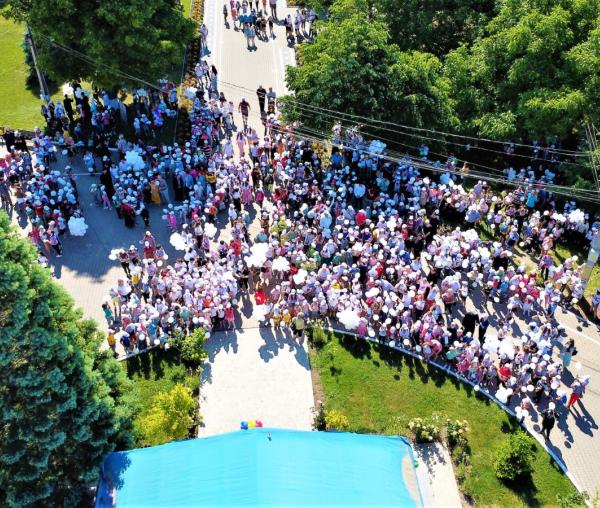 (Video) Episcopia Hușilor a întâmpinat peste 1500 de copii din medii defavorizate, la evenimentul „Bun venit copilărie”