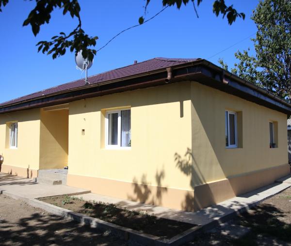 (Video) Locuința amenajată de Pro Vita Iași pentru o familie cu zece copii a fost binecuvântată astăzi