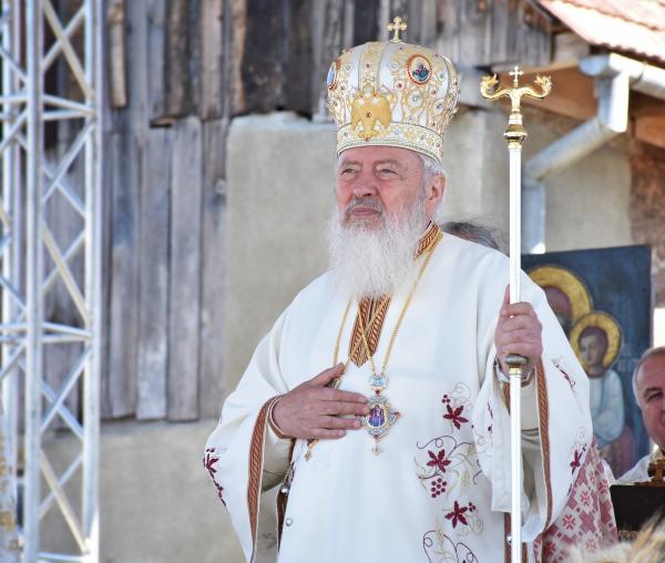 (Video) „Patima iubirii de avere te înstrăinează de Hristos” – IPS Andrei