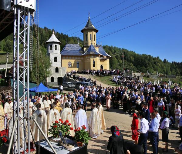 (Video) Biserica din Bucureni – Dămuc a fost târnosită de IPS Teofan