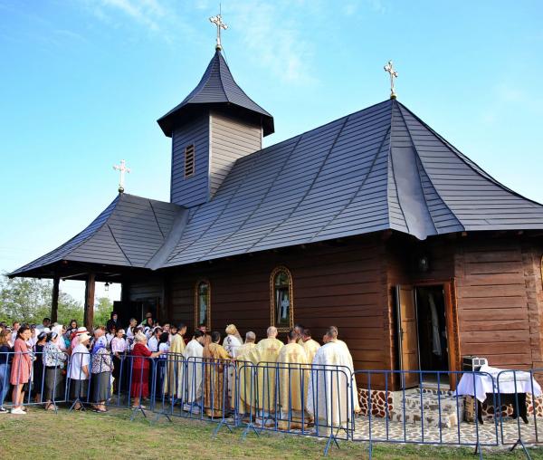 (Video) Biserica din satul botoșănean Broșteni a fost sfințită