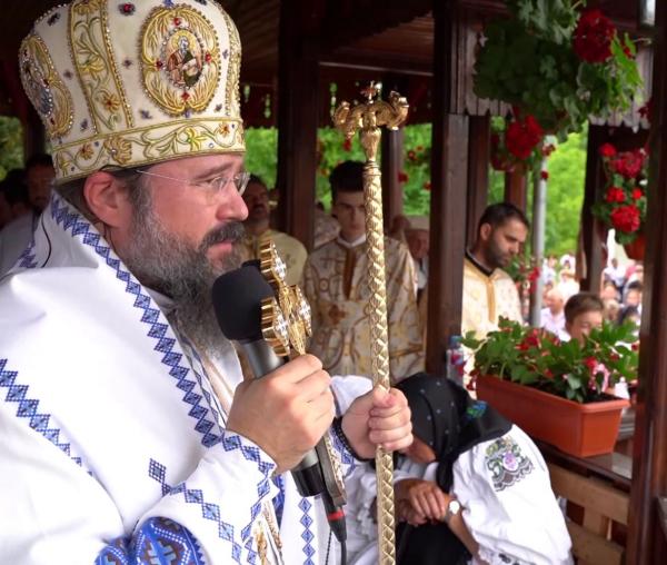 (Video) „Maica Domnului este cu noi, ne acoperă cu acoperământul ei cel luminos în toată vremea și în tot locul” – PS Macarie