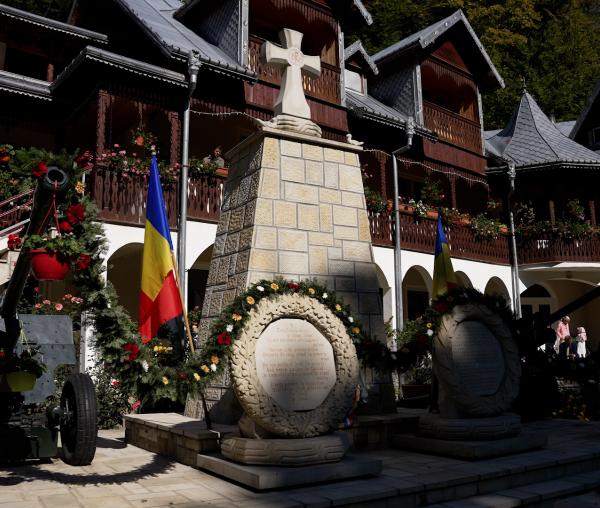 (Video) Slujire arhierească la Mănăstirea „Înălțarea Sfintei Cruci” - Brusturi