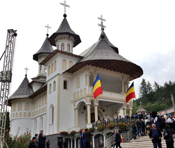 (Video) Biserica din Tașca, închinată Sfântului Ierarh Nectarie, a fost târnosită de doi ierarhi