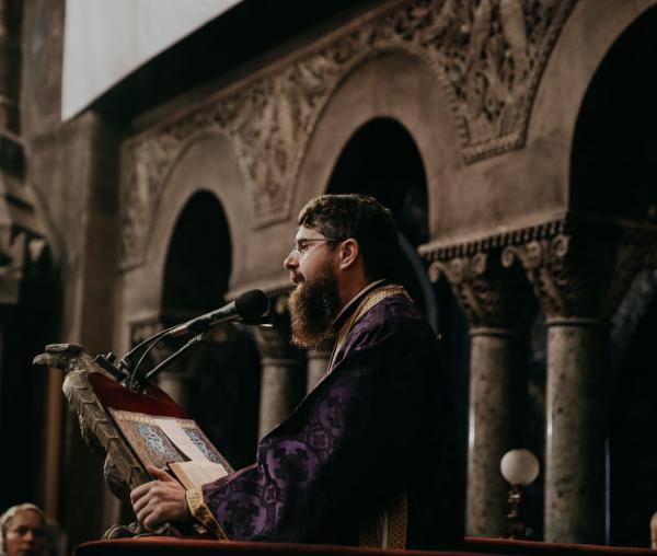 (Audio) „De Cruce te apropii cu sfială” – PS Benedict