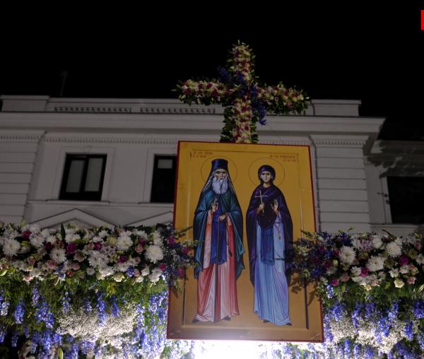 (Video) Timelapse: Veșmânt de flori pentru baldachinul Sfintei Cuvioase Parascheva – Hram 2022