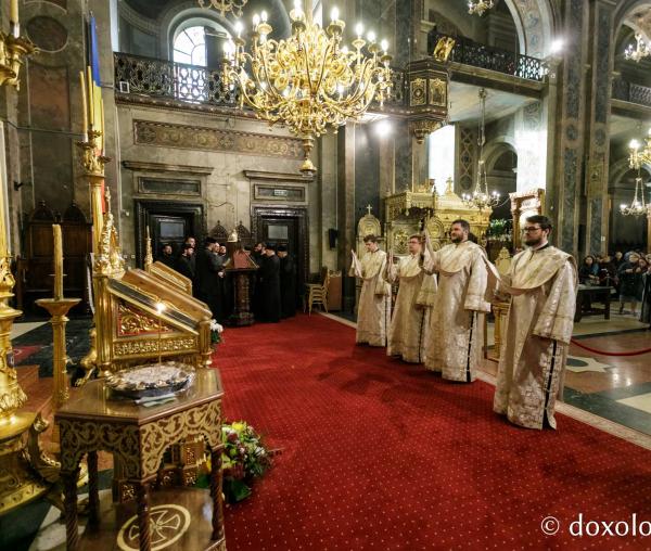 (Foto) Sfânta Liturghie în cea de-a treia zi de pelerinaj la moaștele Sfinților Parascheva și Paisie