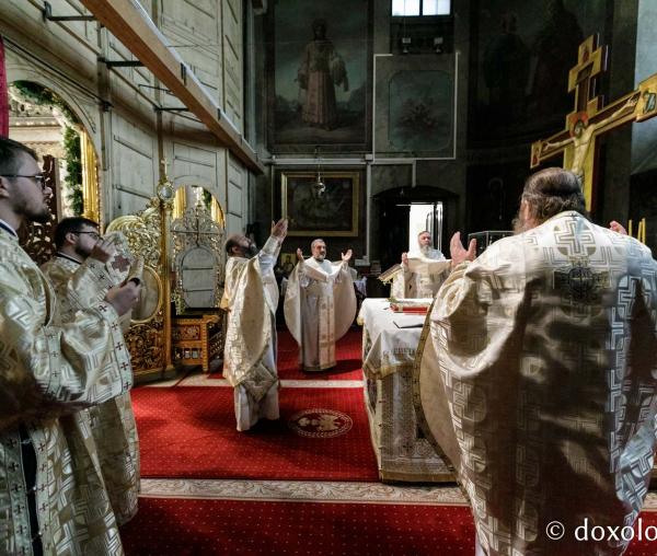 (Foto) Sfânta Liturghie în cea de-a cincea zi de pelerinaj la moaștele Sfinților Parascheva și Paisie