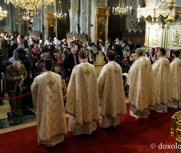 (Foto) Sfânta Liturghie în cea de-a opta zi de pelerinaj la moaștele Sfinților Parascheva și Paisie