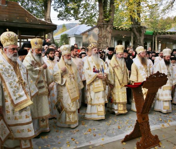 (Video) Moment istoric la Văratec: Cea mai mare mănăstire de maici din România a îmbrăcat veșmânt de har și binecuvântare