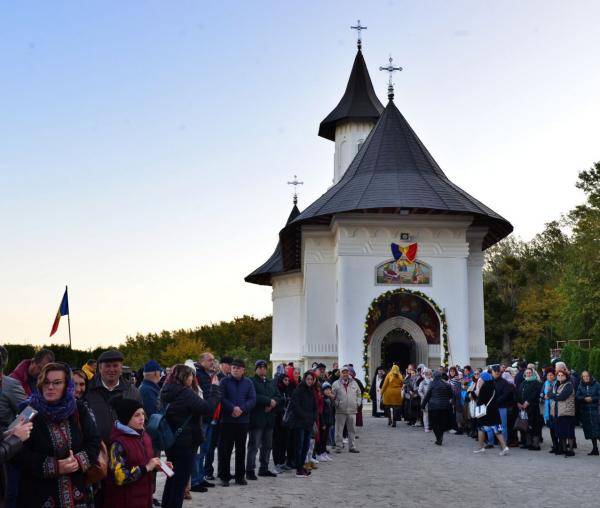 (Video) Biserica Mănăstirii „Piatra Sfântă” a fost sfințită