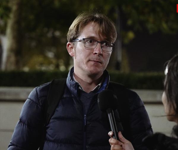 (Video) Un tânăr romano-catolic, închinător la moaștele Sfintei Cuvioase Parascheva