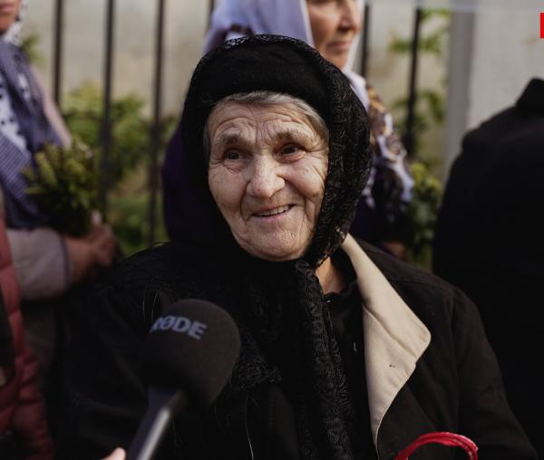 (Video) Bunica Niculina, 80 de ani, pelerin la Sfânta Parascheva: „Prin credință, tare multe am mai reușit”