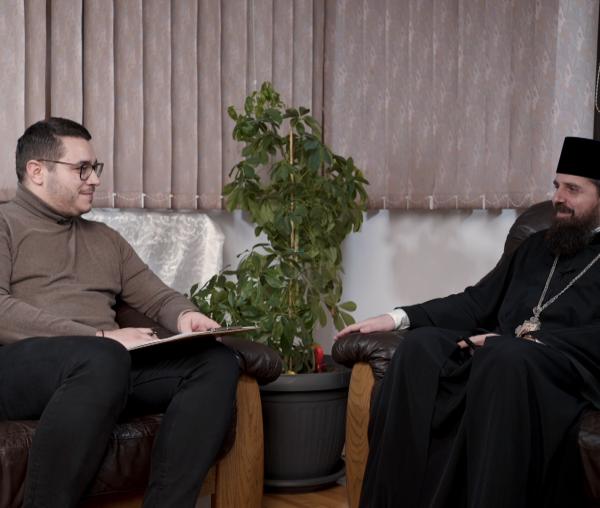 (Video) Despre isihasm și Rugăciunea lui Iisus, pe înțelesul omului de astăzi. Interviu cu PS Benedict Bistrițeanul