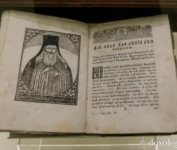 (Foto) „Rugăciune și paisianism reflectată în obiectele de patrimoniu din epocă” – expoziție la Muzeul Mitropolitan din Iași