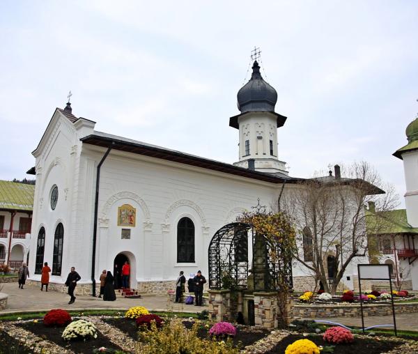 (Video) Mănăstirea Agapia în haine de sărbătoare, de ziua Sfinților Arhangheli Mihail și Gavriil