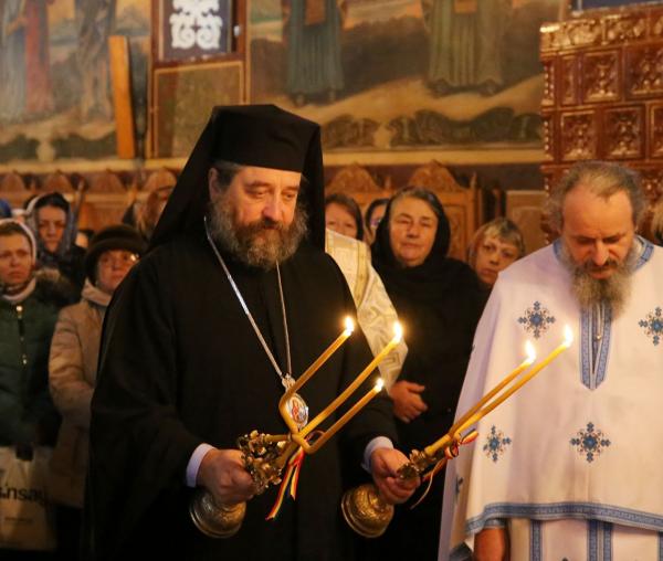 (Video) Intrarea în biserică a Maicii Domnului, hramul Mănăstirii Peștera - Gârcina