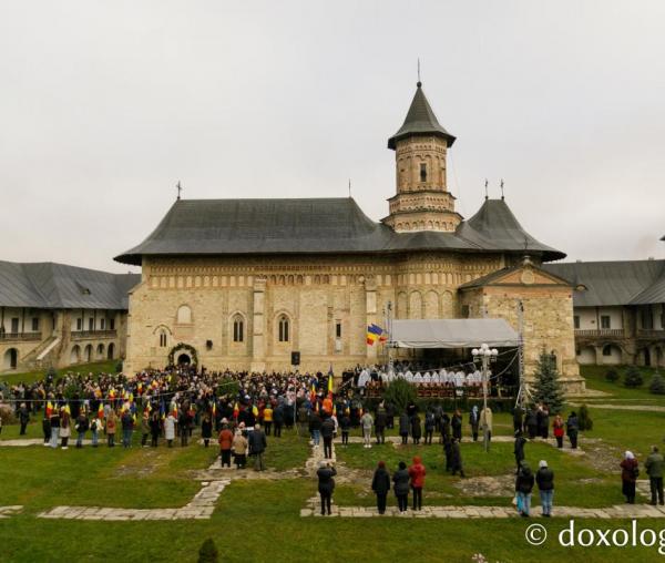 (Video) Sfântul Cuvios Paisie de la Neamț, cinstit de șase ierarhi la Mănăstirea Neamț