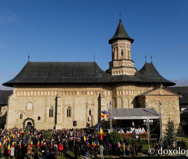 (Foto) Moment istoric în Lavra Neamțului – prăznuirea Sfântului Paisie, la 300 de ani de la naștere
