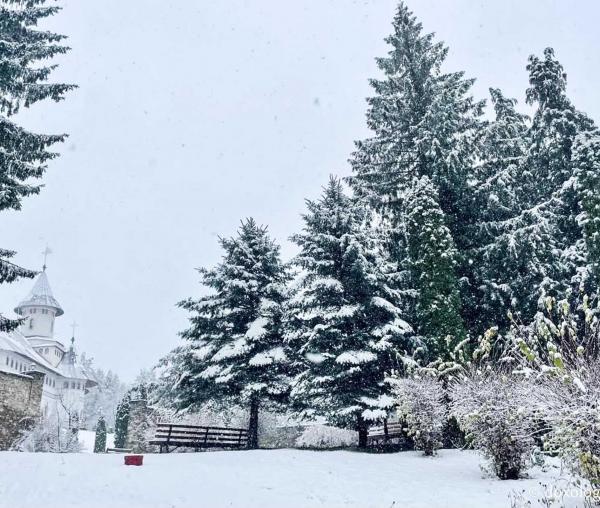 (Foto) Prima zăpadă la Mănăstirea Pângărați