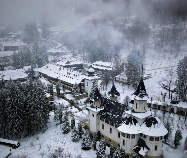(Foto) Prima zăpadă la Mănăstirea Sihăstria