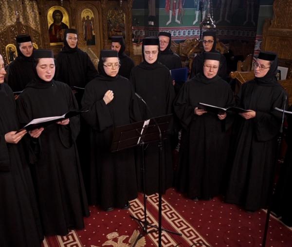 (Video) Corul maicilor de la Mănăstirea Paltin-Petru Vodă – Azi o stea s-a arătat
