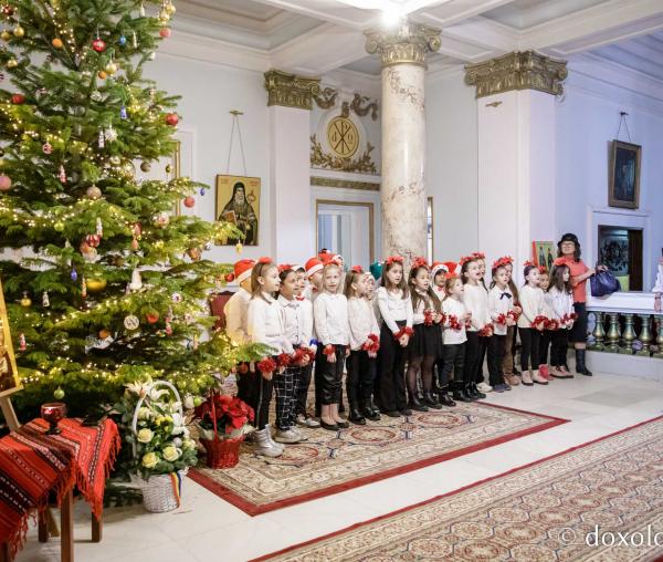 (Foto) Școala „Vasile Conta” Iași, clasele I A Prim și B Prim – Colindători la Reședința Mitropolitană 2022